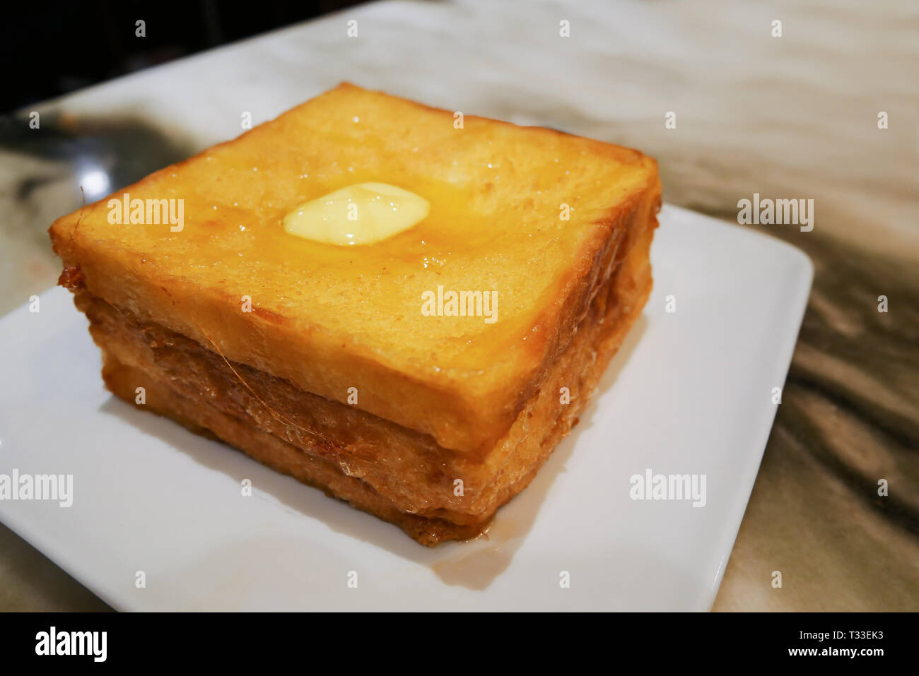 Close-up de la french toast sur une assiette blanche Banque D'Images