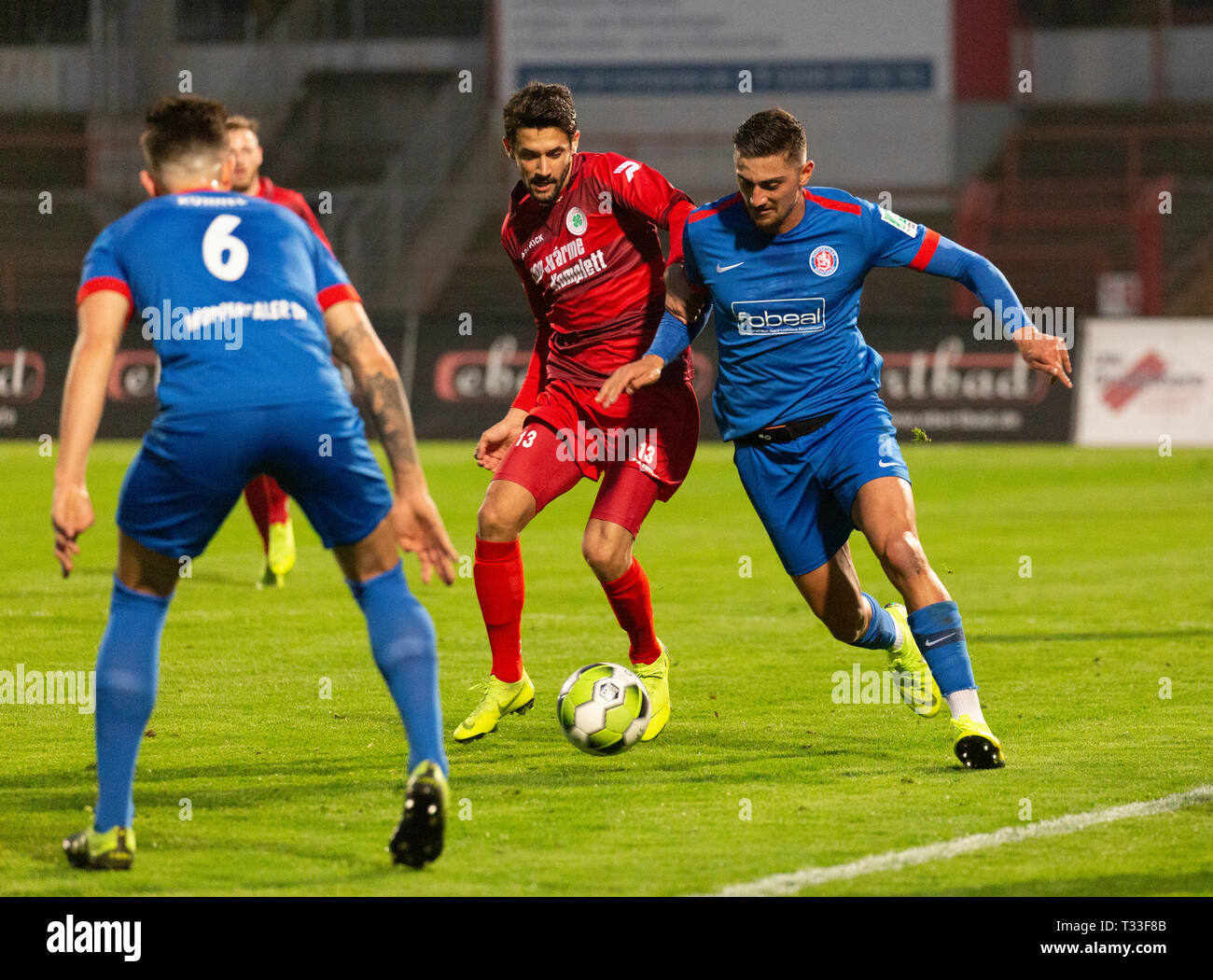 Sport, football, ligue régionale ouest, 2018/2019, Rot Weiss Oberhausen vs Wuppertaler SV 2-1, stade Niederrhein à Oberhausen, scène du match, f.l.t.r. Meik Kuehnel (WSV), Dominik Reinert (RWO), Kenan Duennwald Turan (WSV) Banque D'Images