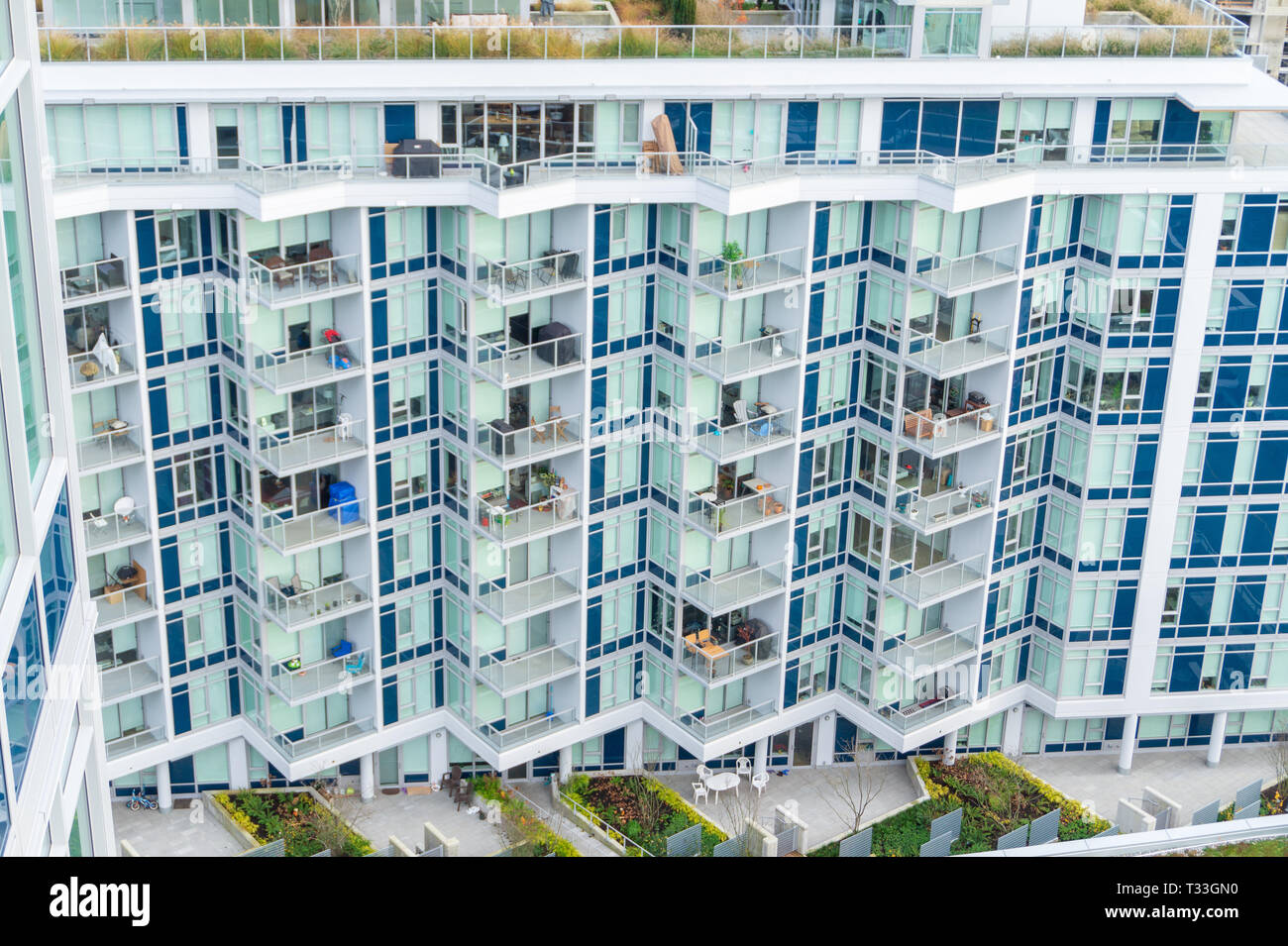 River District condos dans une faible hauteur avec toit-jardin, vue latérale avec nouveau bâtiment construction en arrière-plan. Vancouver, C.-B. 2 Déc 2018. Banque D'Images
