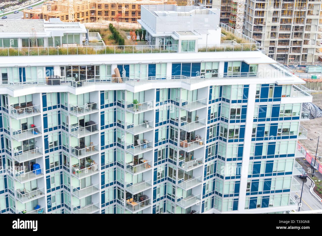 River District condos dans une faible hauteur avec toit-jardin, vue latérale avec nouveau bâtiment construction en arrière-plan. Vancouver, C.-B. 2 Déc 2018. Banque D'Images