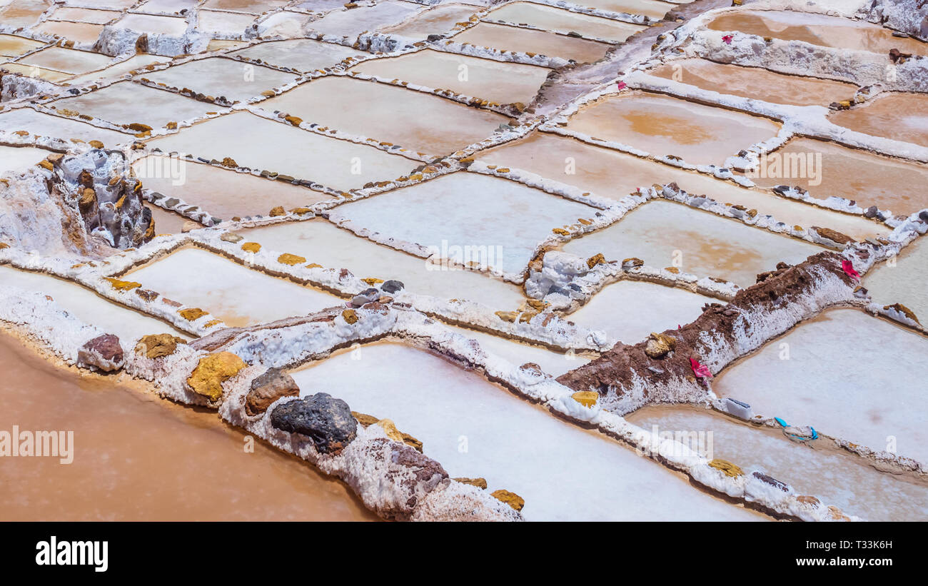 Détail de la terrasses de sel dans les salines de Maras, salineras de Maras près de Cusco au Pérou, les mines de sel fabriqué par l'homme Banque D'Images
