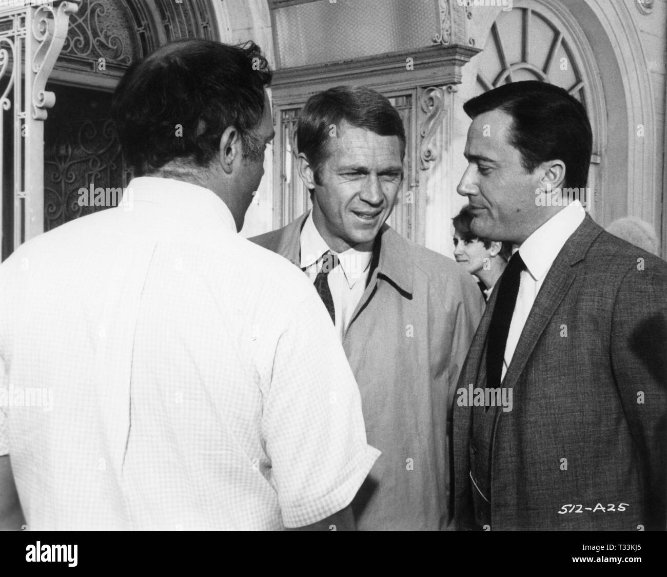 Steve McQueen, Robert Vaughn réalisateur Peter Yates BULLITT 1968 tournage sur le plateau solaire candide Productions / Warner Brothers - Seven Arts Banque D'Images