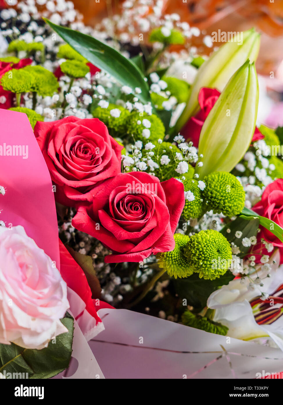 Bouquet de fleurs, roses et lirius, rouge et vert composition Banque D'Images