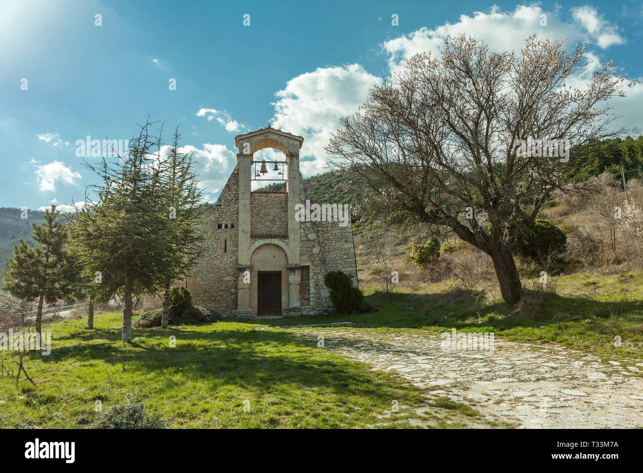 Ancienne petite église de campagne à Gran Sasso et Monti della Laga Parc National. Castelvecchio Calvisio, Abruzzes Banque D'Images