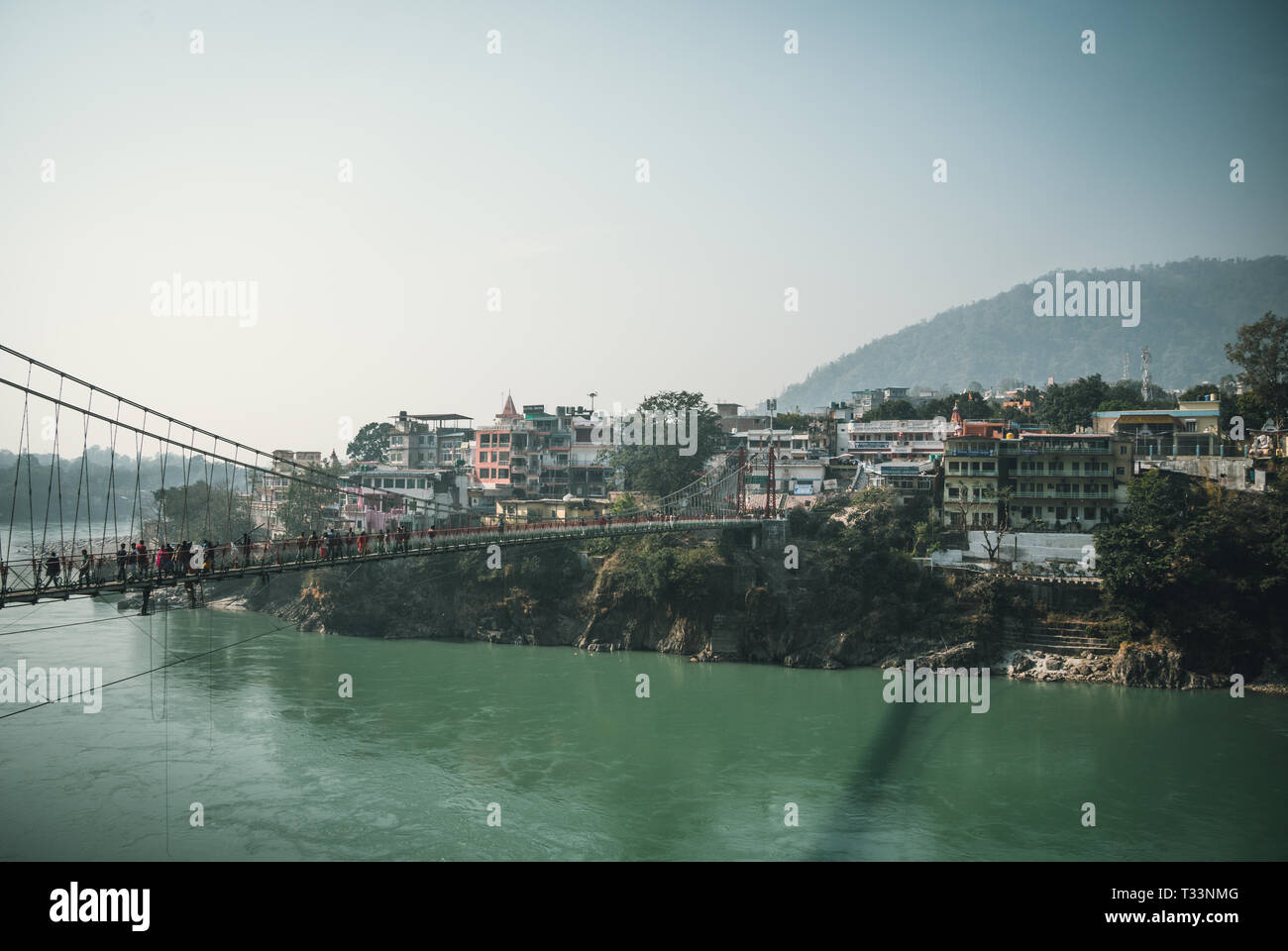 Lakshman Jhula est un pont suspendu en fer situé à Rishikesh, l'état de Uttarakhand en Inde. Banque D'Images