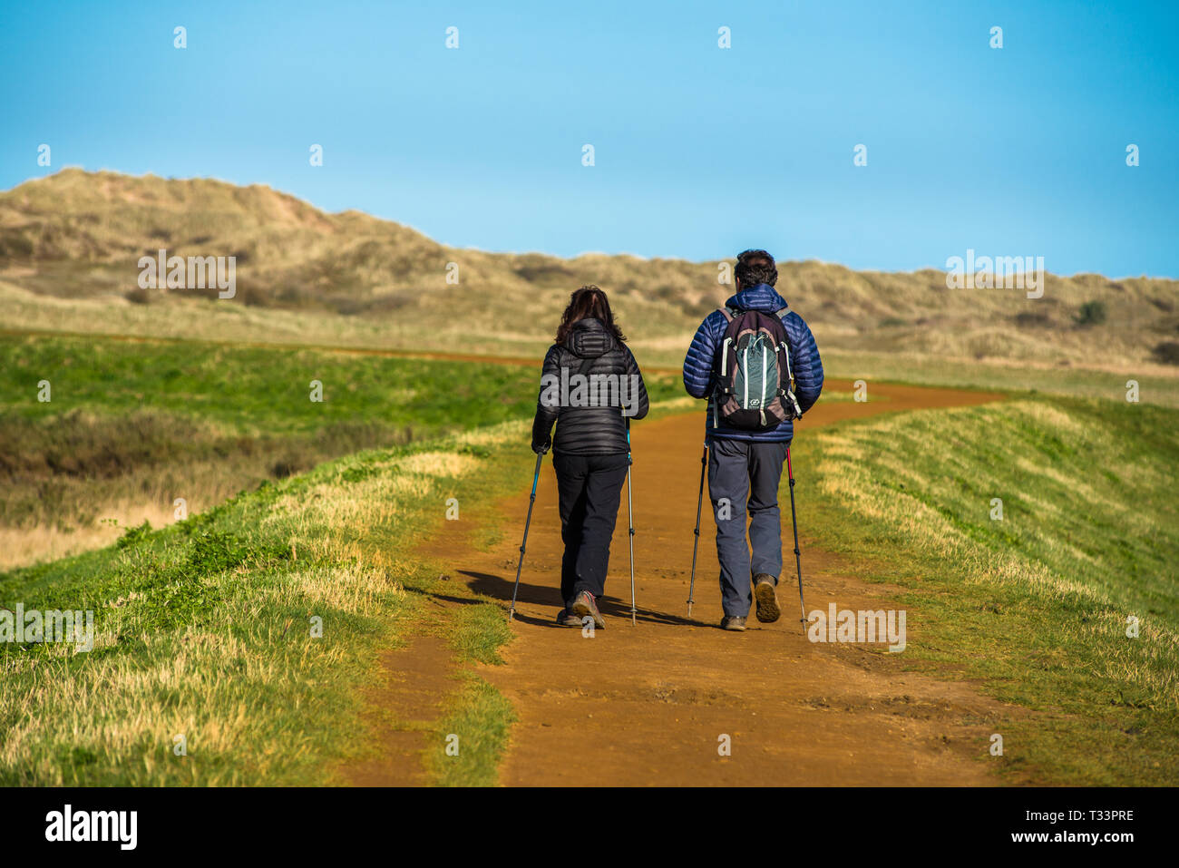Randonneurs sur le chemin de la côte de Norfolk Sentier National près de Barnham Overy Staithe, East Anglia, Angleterre, Royaume-Uni. Banque D'Images