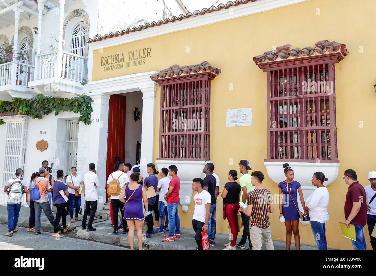 Cartagena Colombie,Centre,centre,Getsemani,Escuela Taller Cartagena de Indias Trade School,Etudiants,jour d'inscription,Hispanic Black,Afro Carib Banque D'Images