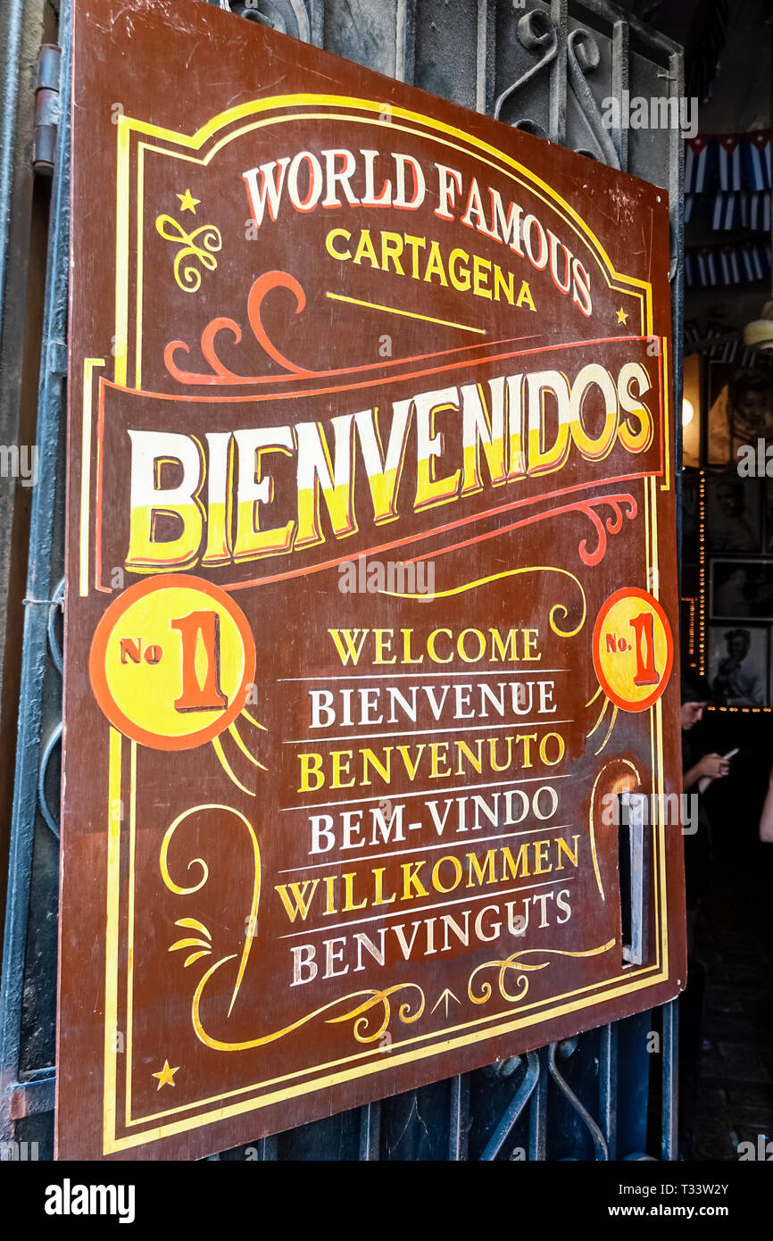 Cartagena Colombie,Centre,centre,Getsemani,café Havana tavern bar bars pub,panneau,bienvenue de nombreuses langues multiples, anglais, italien, allemand, français, po Banque D'Images