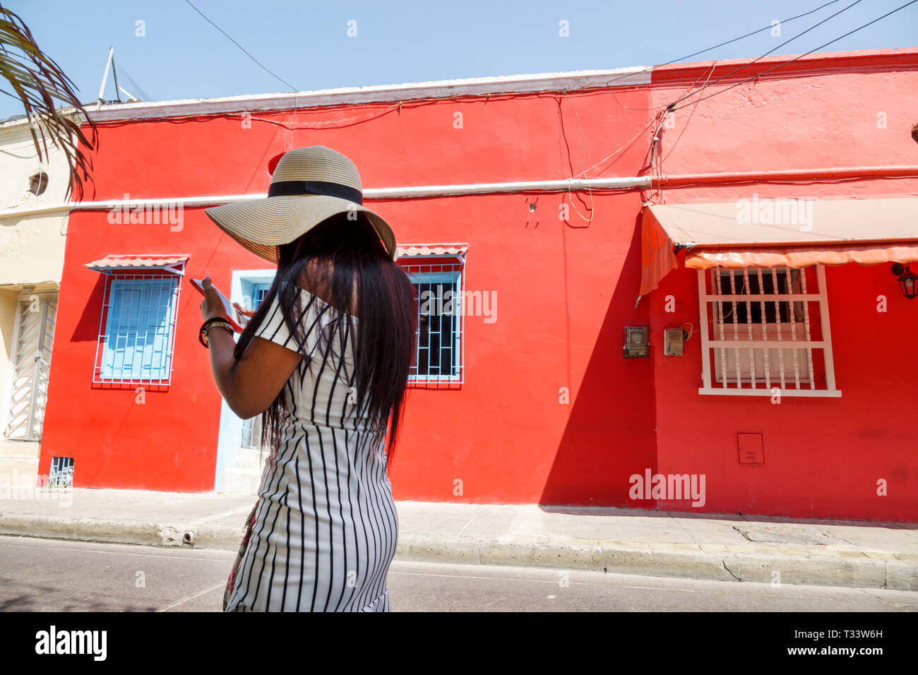 Cartagena Colombie,Centre,centre,Getsemani,résidentes hispaniques,femme femme,maison aux couleurs vives,mur rouge,piéton,COL190121054 Banque D'Images