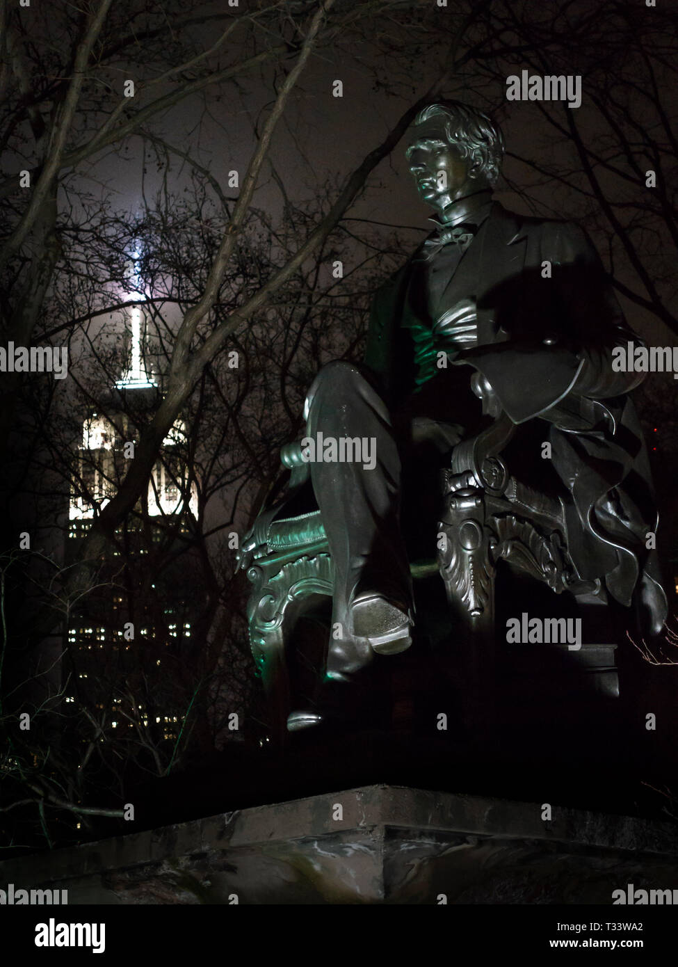 William Henry Seward statues dans Madison Square Park, à new york à une nuit d'hiver avec des gratte-ciel et des arbres en arrière-plan Banque D'Images