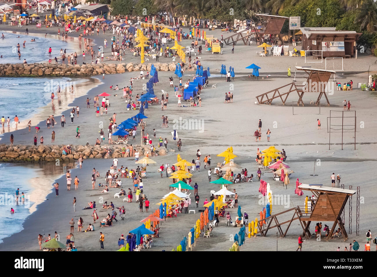 Colombie, Cartagena, Bocagrande, mer des Caraïbes plage publique, eau de sable, location de parapluies, hispanique Hispaniques latino Latino Latino Latino Llatino ethnies immi Banque D'Images