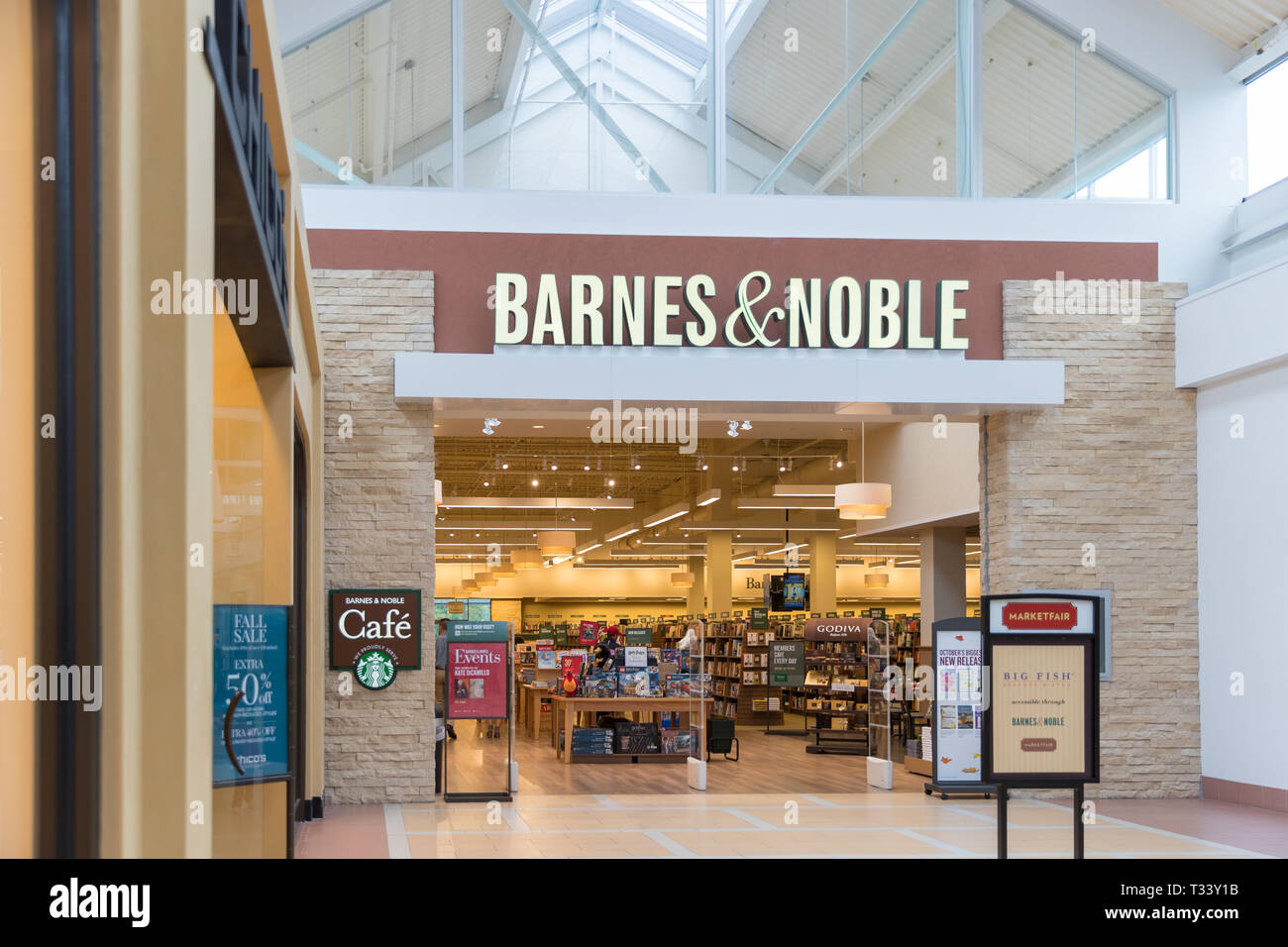 New Jersey, NJ, le 6 octobre 2018 : Barnes et noble de l'intérieur du magasin. Barnes & Noble Booksellers est la plus grande librairie de détail aux États-Unis. Banque D'Images