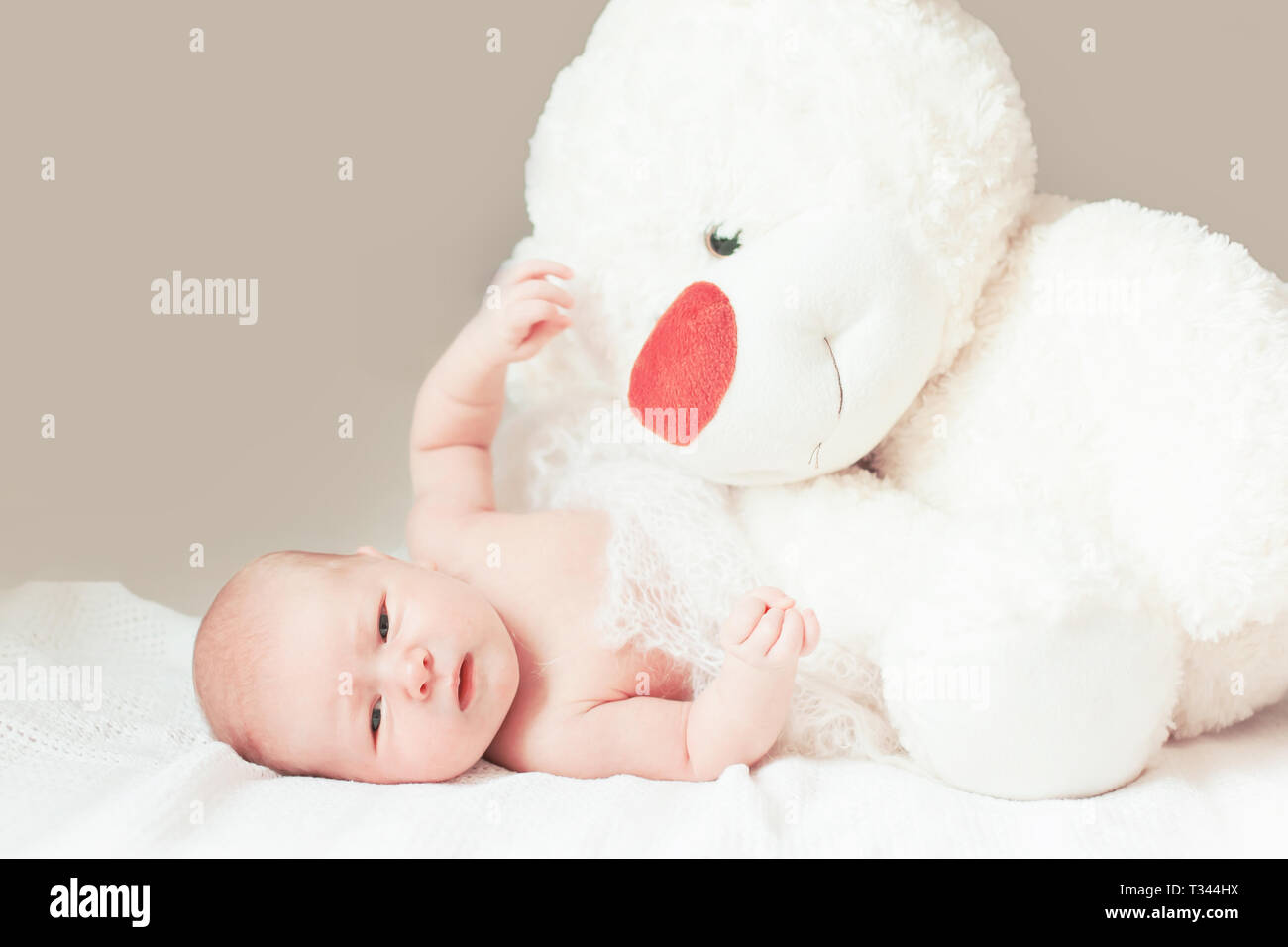 Joli Bebe Nouveau Ne Fille Avec Une Grosse Peluche Allonge Sur La Couverture Photo Stock Alamy