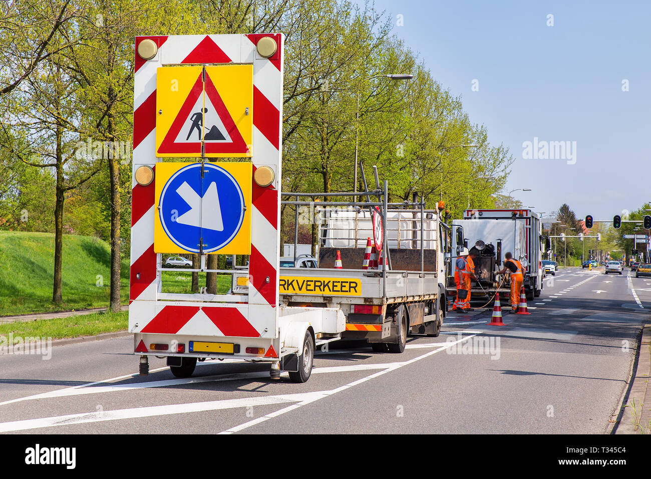 Travaux routiers avec des camions et des panneaux de circulation en Hollande Banque D'Images