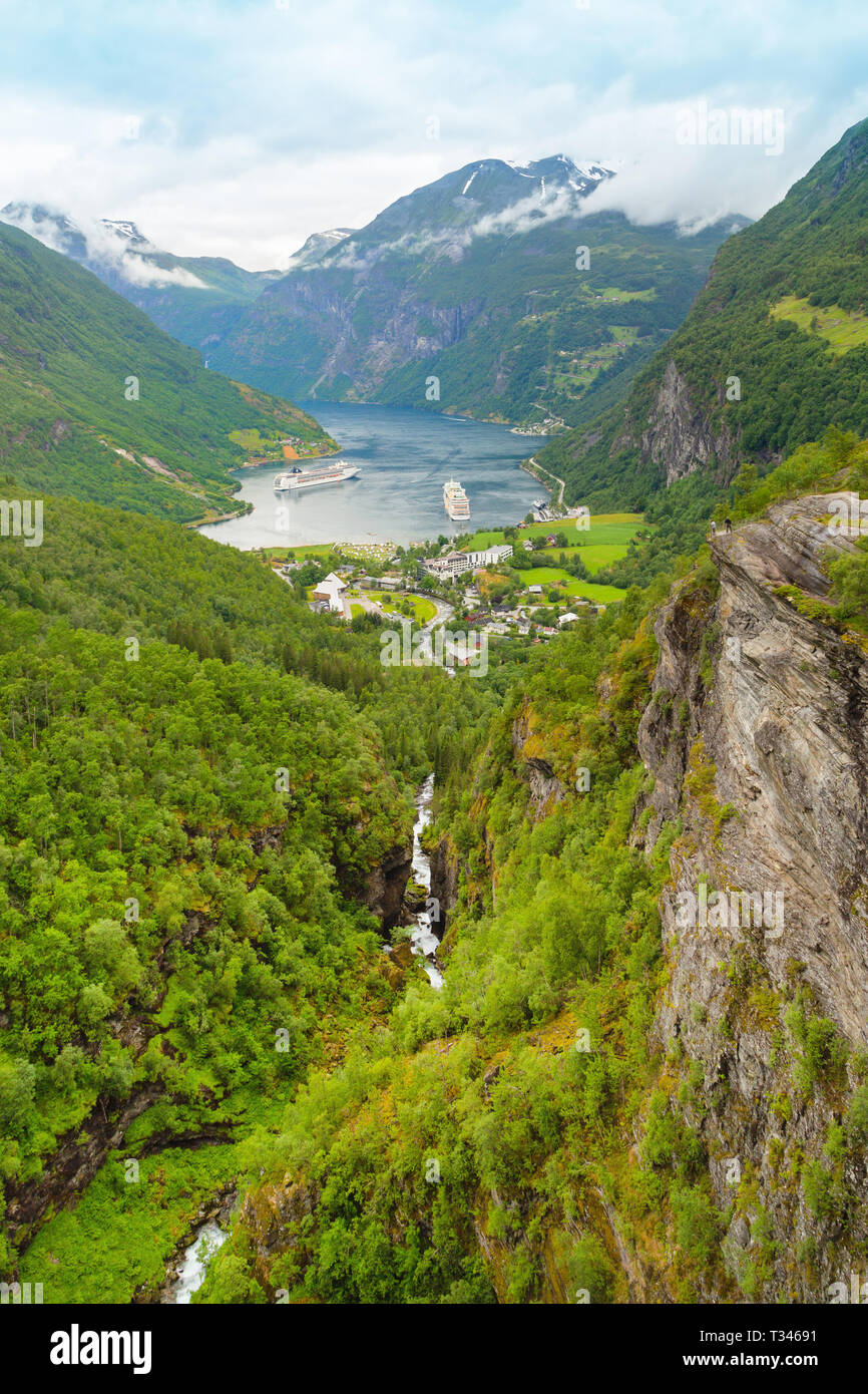 Bateau de croisière à Geiranger, Norvège port maritime. Port maritime de Geiranger View Point. Banque D'Images