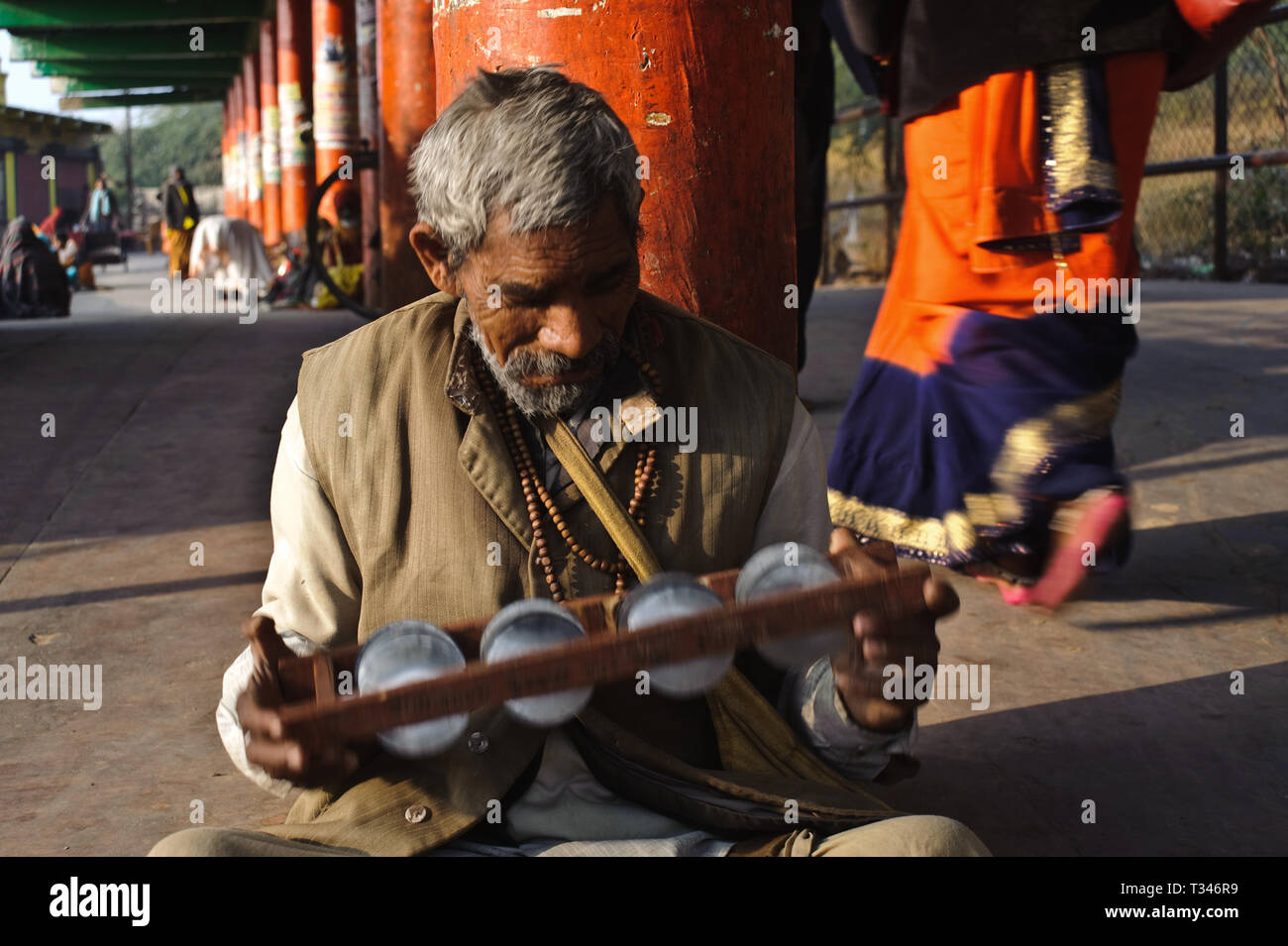 Mendiant à jouer de la musique dans une rue qui mène à un temple hindou (Inde) Banque D'Images