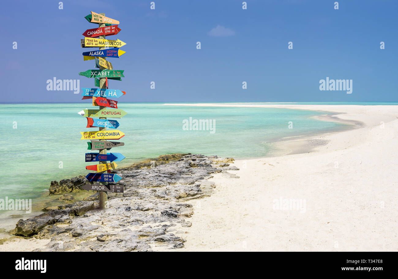 Drôle de Monde différent directions signpost with distance à un grand nombre de pays différents Banque D'Images