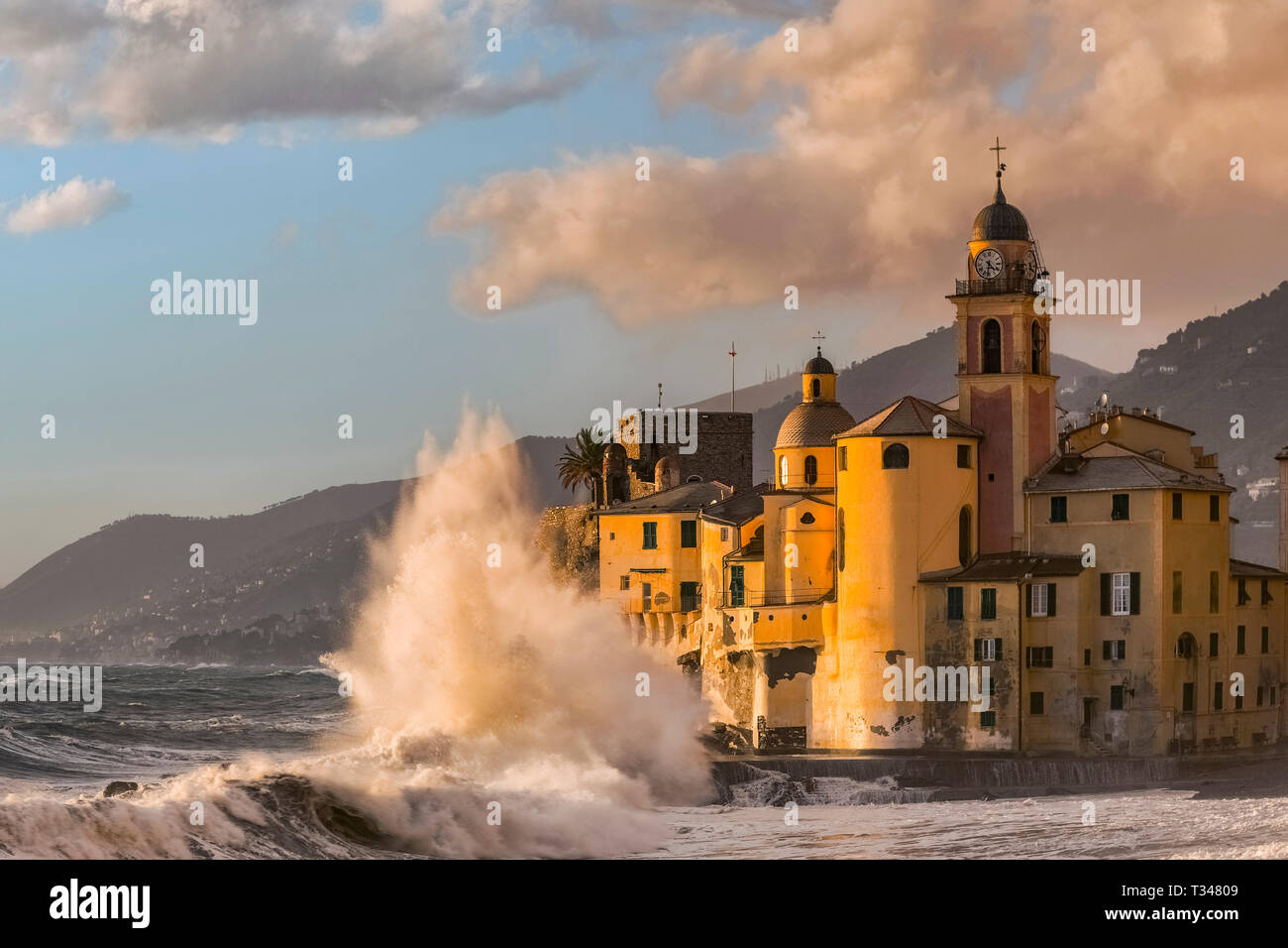 Italie Ligurie Gênes est situé dans la partie orientale de la Ligurie, dans la province de Gênes, et est l'une des plus belles villes de la Ligurie, avec un très suggestif église qui donne sur la mer et avec beaucoup d'ondes de tempête, les vagues s'écraser sur ses murs. Banque D'Images