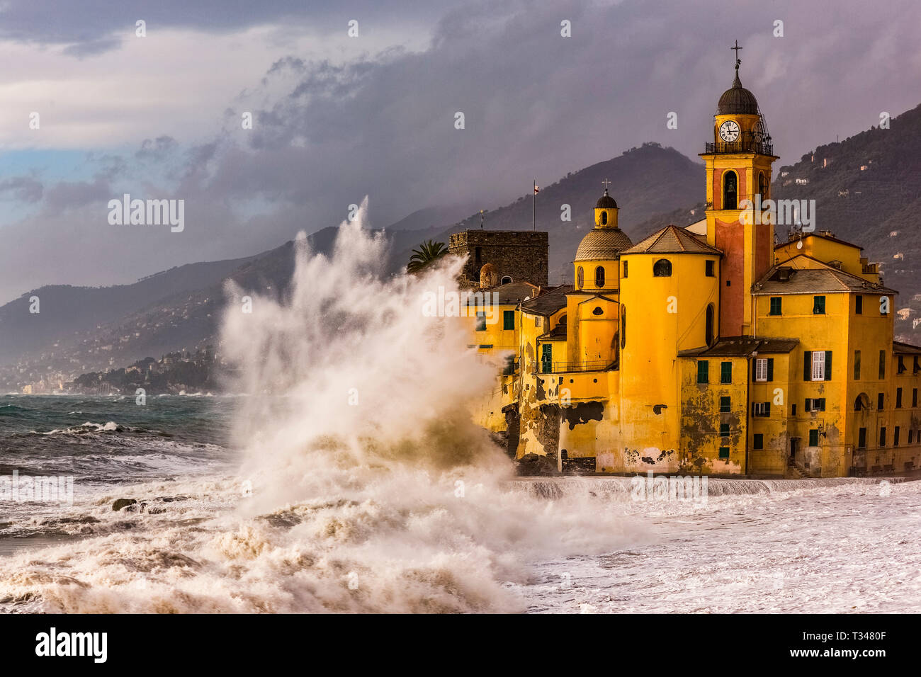 Italie Ligurie Gênes est situé dans la partie orientale de la Ligurie, dans la province de Gênes, et est l'une des plus belles villes de la Ligurie, avec un très suggestif église qui donne sur la mer et avec beaucoup d'ondes de tempête, les vagues s'écraser sur ses murs. Banque D'Images