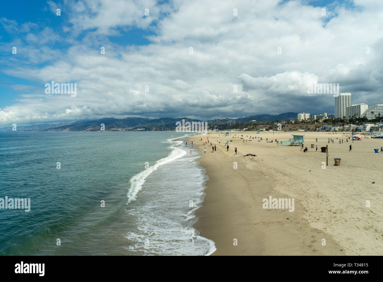 La plage de Santa Monica sur jour ensoleillé, ciel bleu et nuage, panorama grand angle Banque D'Images