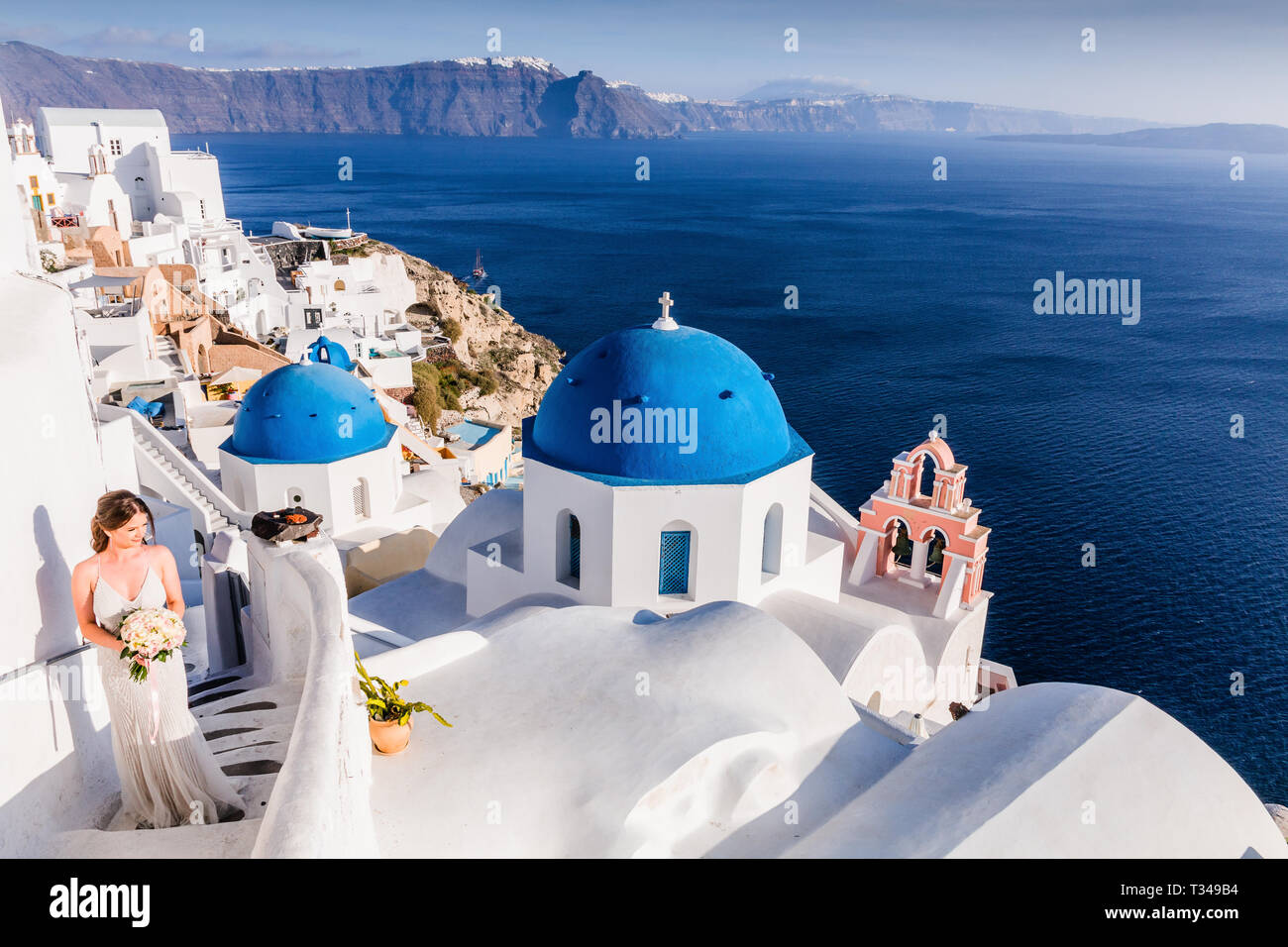 Santorin, Grèce - 31 octobre 2018. Mariée dans une robe de mariage dans le village de Oia. Banque D'Images