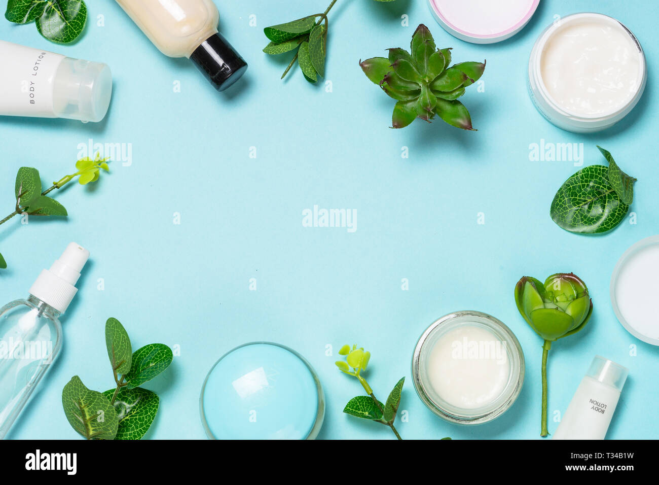 Les cosmétiques du visage, produit de soins de la peau mise à plat. Banque D'Images