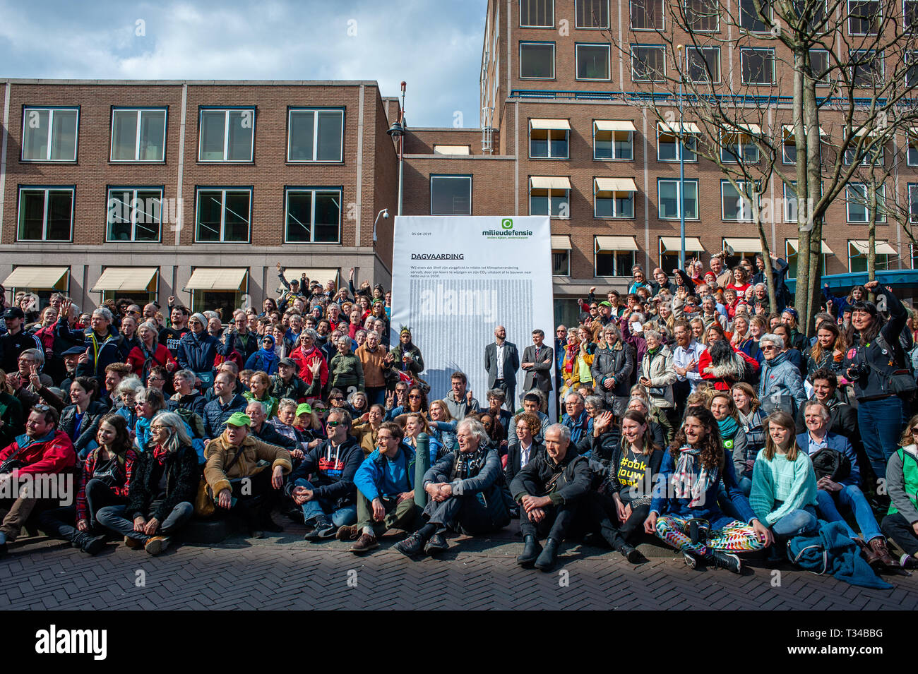 Les militants sont vus posant devant un placard plein de signatures en face de l'immeuble de la Shell au cours de l'anti-Shell démonstration. Des centaines de personnes rassemblées au Malieveld. De là, ils marchèrent jusqu'au siège de l'industrie du pétrole et du gaz société Shell pour effectuer une livraison de plus de 13 000 signatures à l'appui de citoyens néerlandais la poursuite. Ce serait une nouvelle approche juridique dans la lutte contre le changement climatique, la première poursuite de contester directement le modèle d'affaires et stratégie de croissance d'une société pétrolière. Sept organisations de l'environnement et des droits de l'homme dans les Pays-Bas Banque D'Images