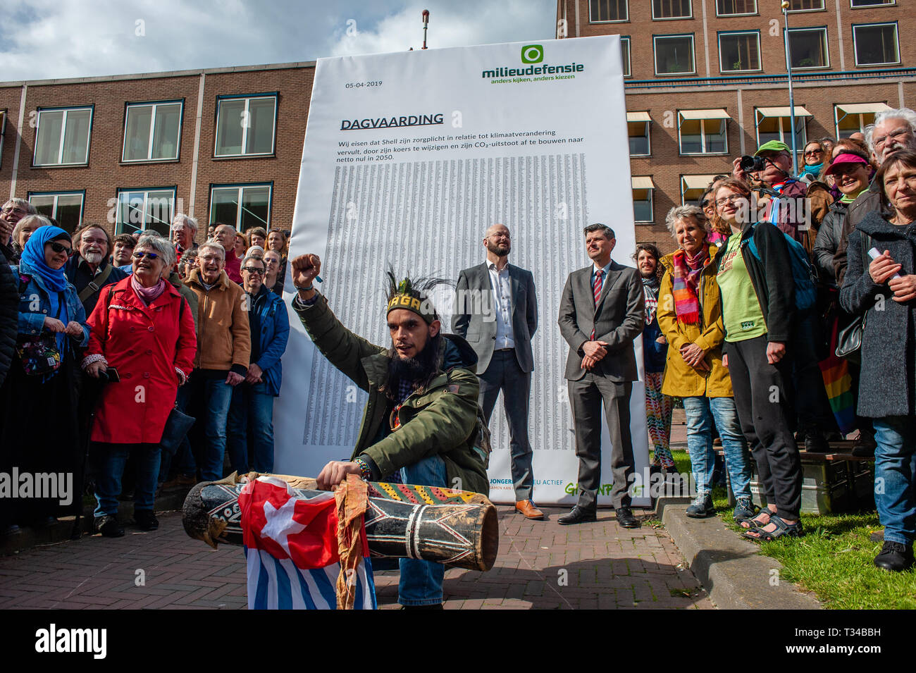 Un homme vu posant près d'un placard plein de signatures en face de l'immeuble de la Shell au cours de l'anti-Shell démonstration. Des centaines de personnes rassemblées au Malieveld. De là, ils marchèrent jusqu'au siège de l'industrie du pétrole et du gaz société Shell pour effectuer une livraison de plus de 13 000 signatures à l'appui de citoyens néerlandais la poursuite. Ce serait une nouvelle approche juridique dans la lutte contre le changement climatique, la première poursuite de contester directement le modèle d'affaires et stratégie de croissance d'une société pétrolière. Sept organisations de l'environnement et des droits de l'homme dans les Pays-Bas ont été pré Banque D'Images