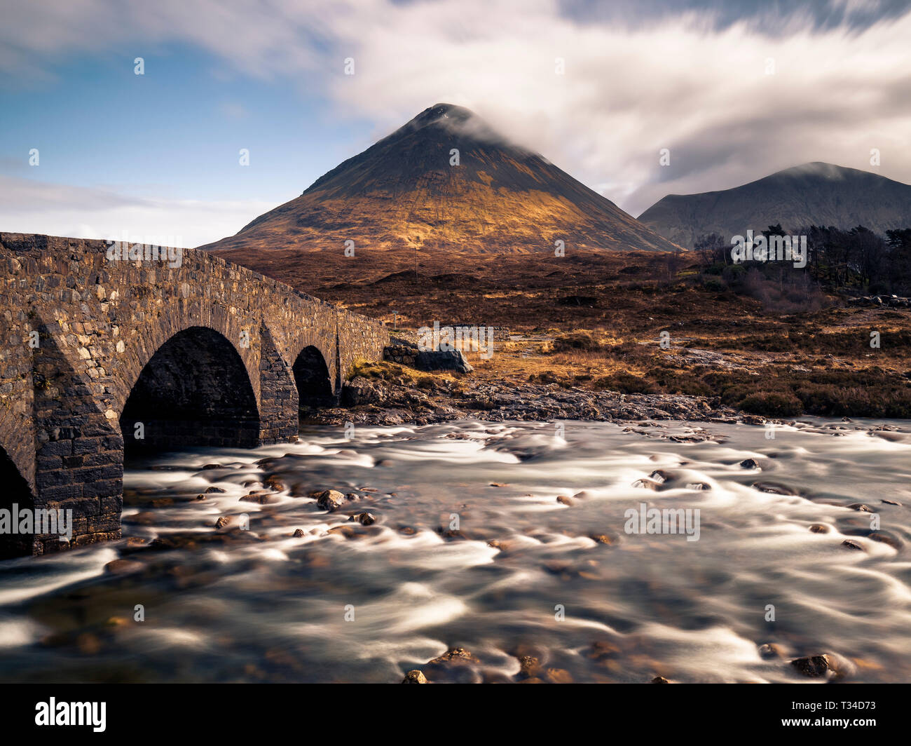 Petit pont de pierre, à Sligachan Mhairi Sgurr avec en arrière-plan. Banque D'Images