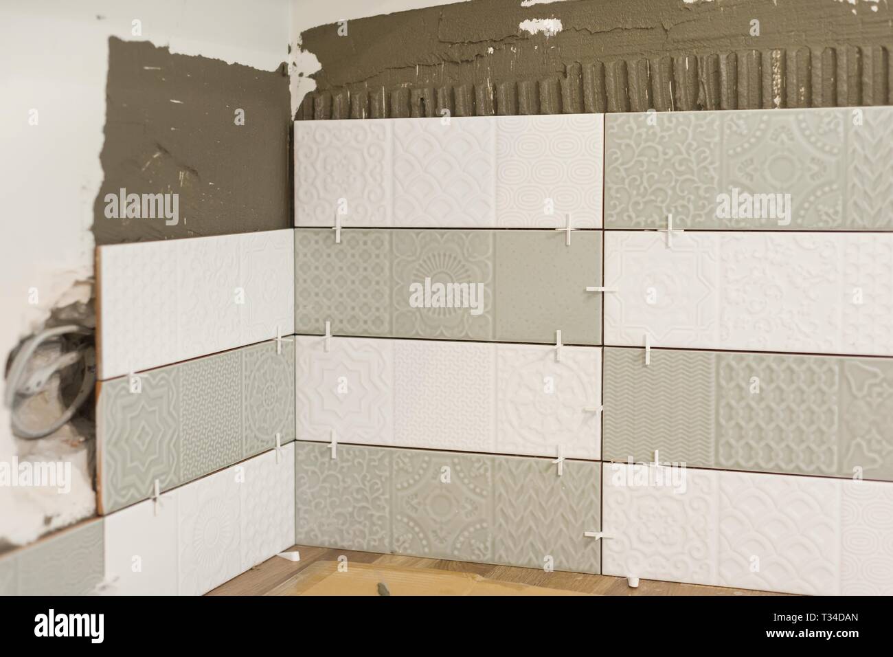 Processus de dépôt des carreaux de céramique, de la construction et de la  réparation dans la cuisine, carrelage Photo Stock - Alamy