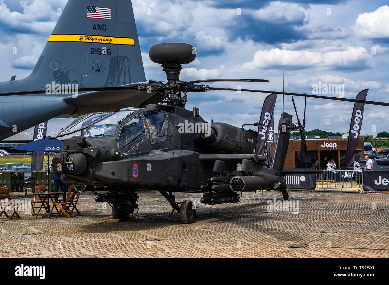 Un hélicoptère d'attaque Apache en exposition statique au Farnborough Air Show 2018 Banque D'Images