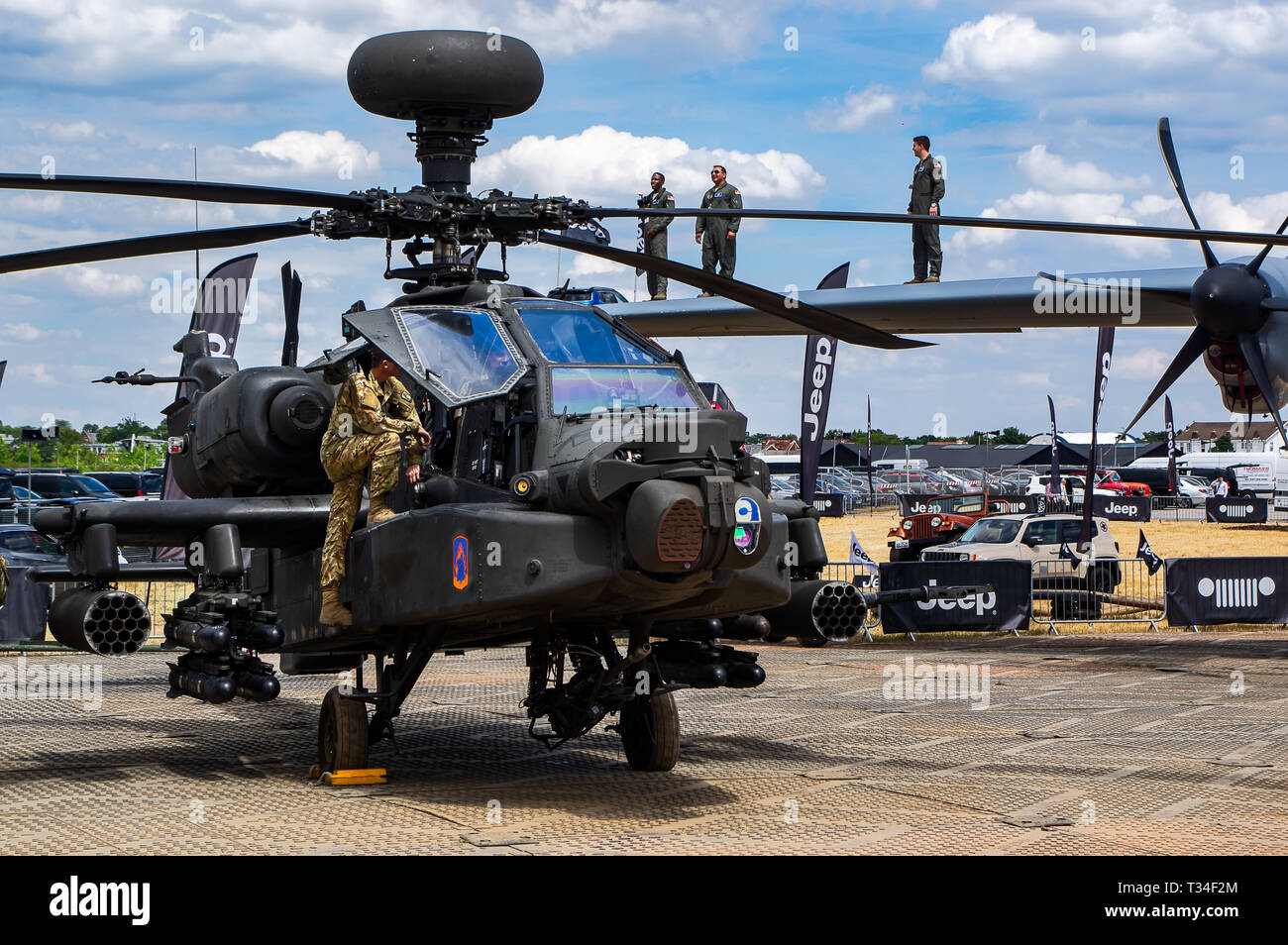 Un hélicoptère d'attaque Apache en exposition statique au Farnborough Air Show 2018 Banque D'Images