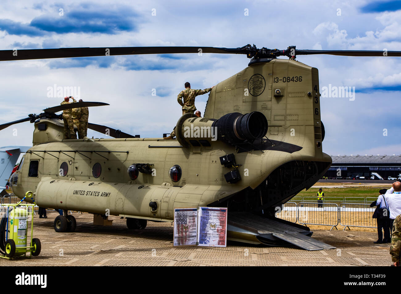 Un Chinook de Boeing en exposition statique, avec l'équipage sur le dessus en regardant l'air afficher au Farnborough Air Show 2018 Banque D'Images