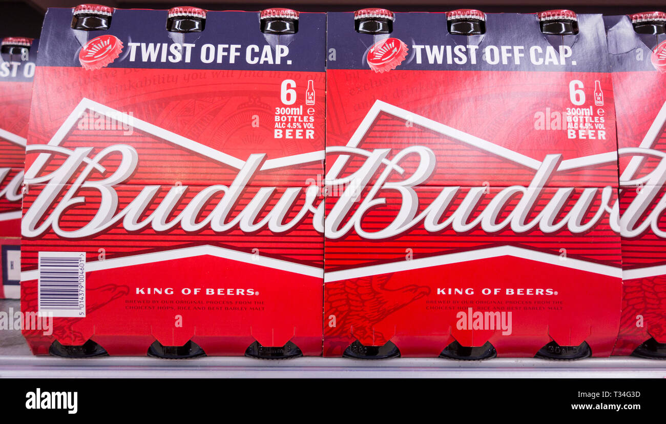 La bière Budweiser packs sur une durée de supermarchés au Royaume-Uni Banque D'Images
