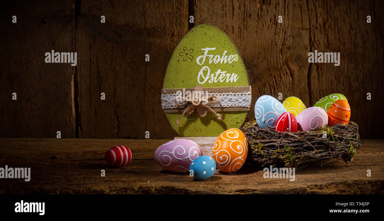 Salutations allemand Frohe Ostern ( traduction en anglais ) Joyeuses pâques  oeufs peints en couleurs d'oiseaux nichent dans le panier en bois rustique  ancienne carte de souhaits retour Photo Stock - Alamy