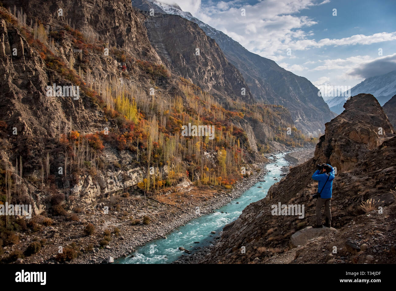 Man photographing le Hunza Valley, Gilgit-Baltistan, Pakistan Banque D'Images