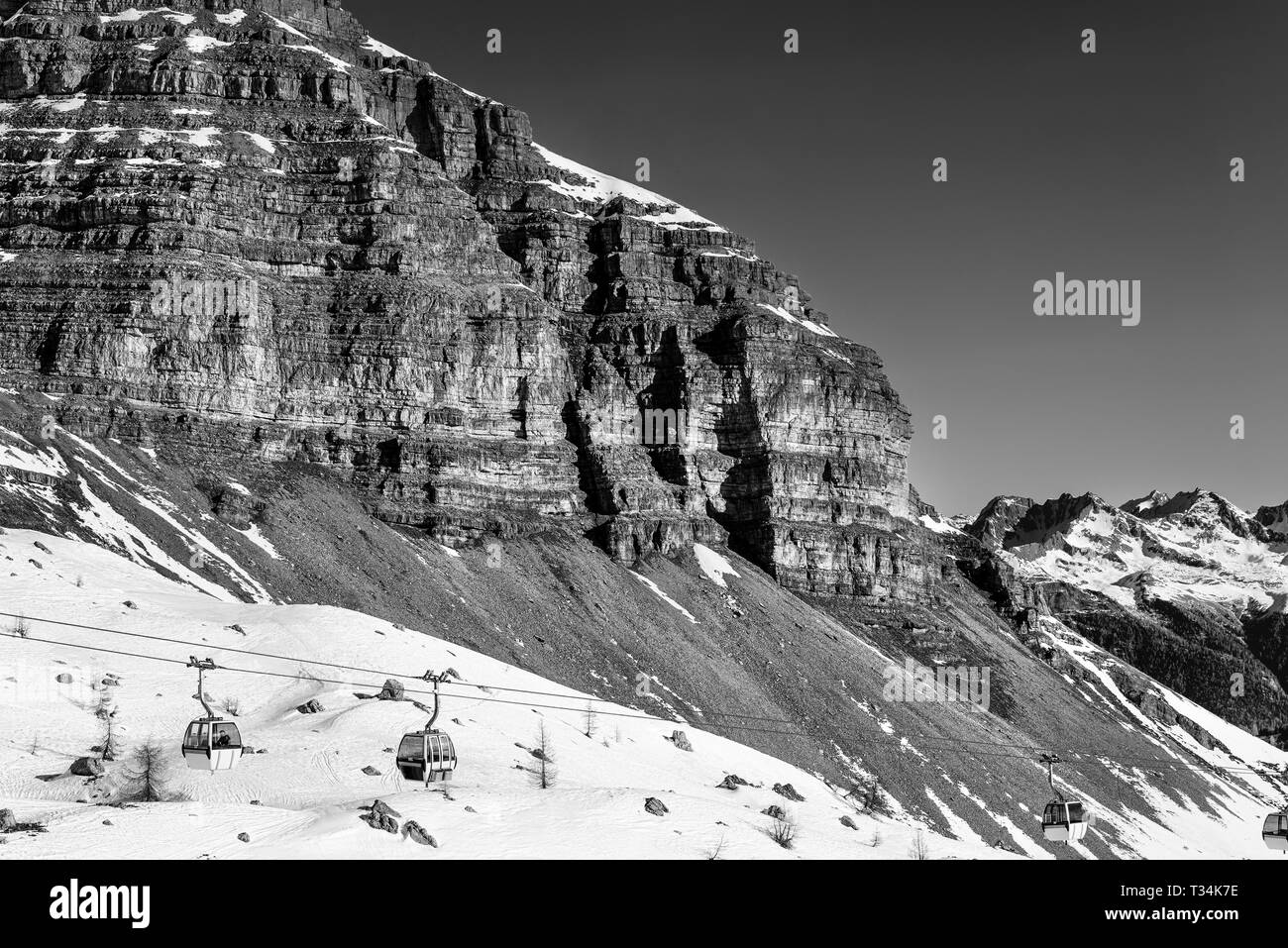 Paysage en noir et blanc. Funiculaire de sky resort. Roches massives et les montagnes à l'horizon. Vacances d'hiver dans les Alpes Banque D'Images