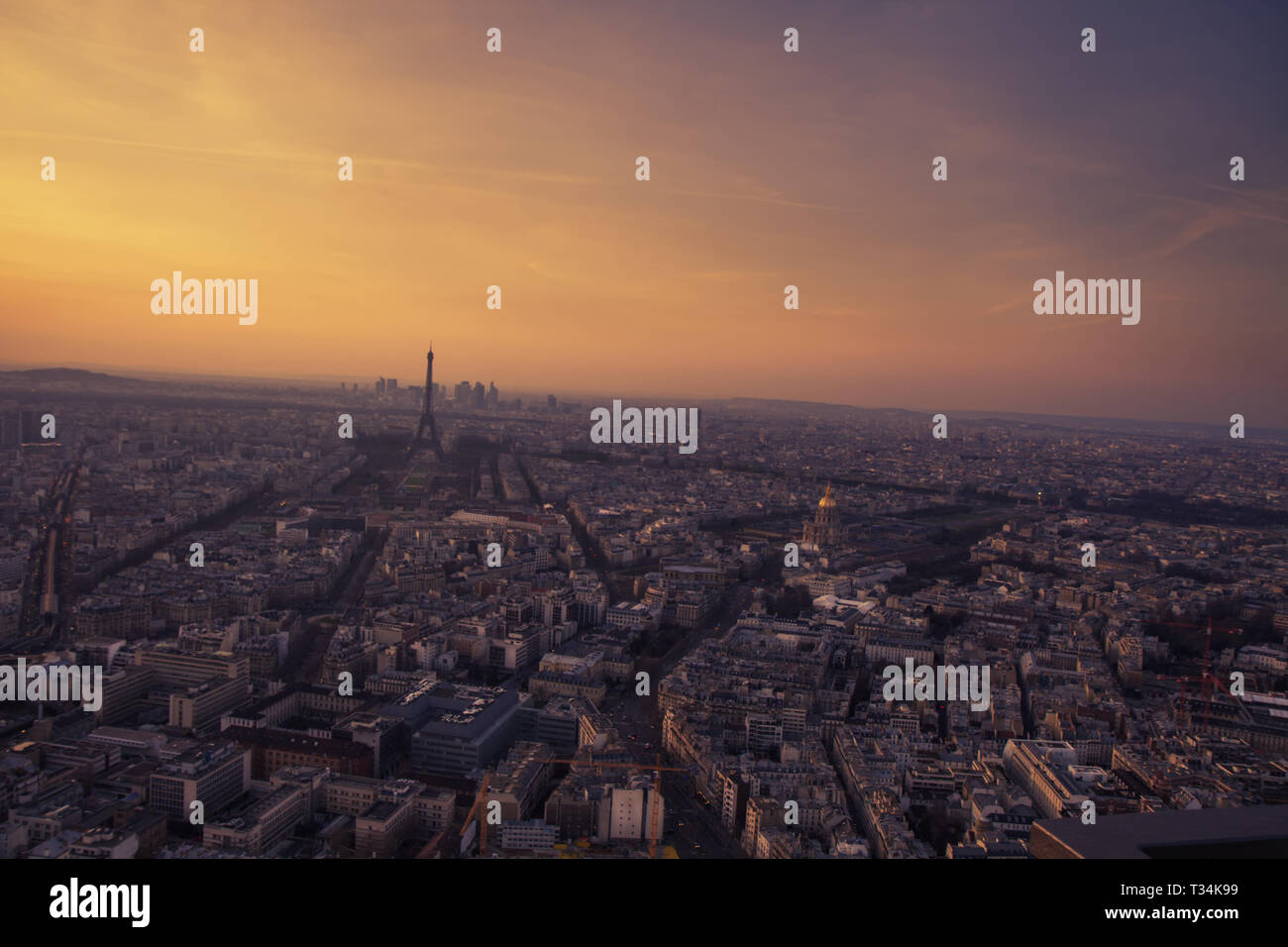 La Tour Eiffel et la ville au coucher du soleil, Paris, France Banque D'Images