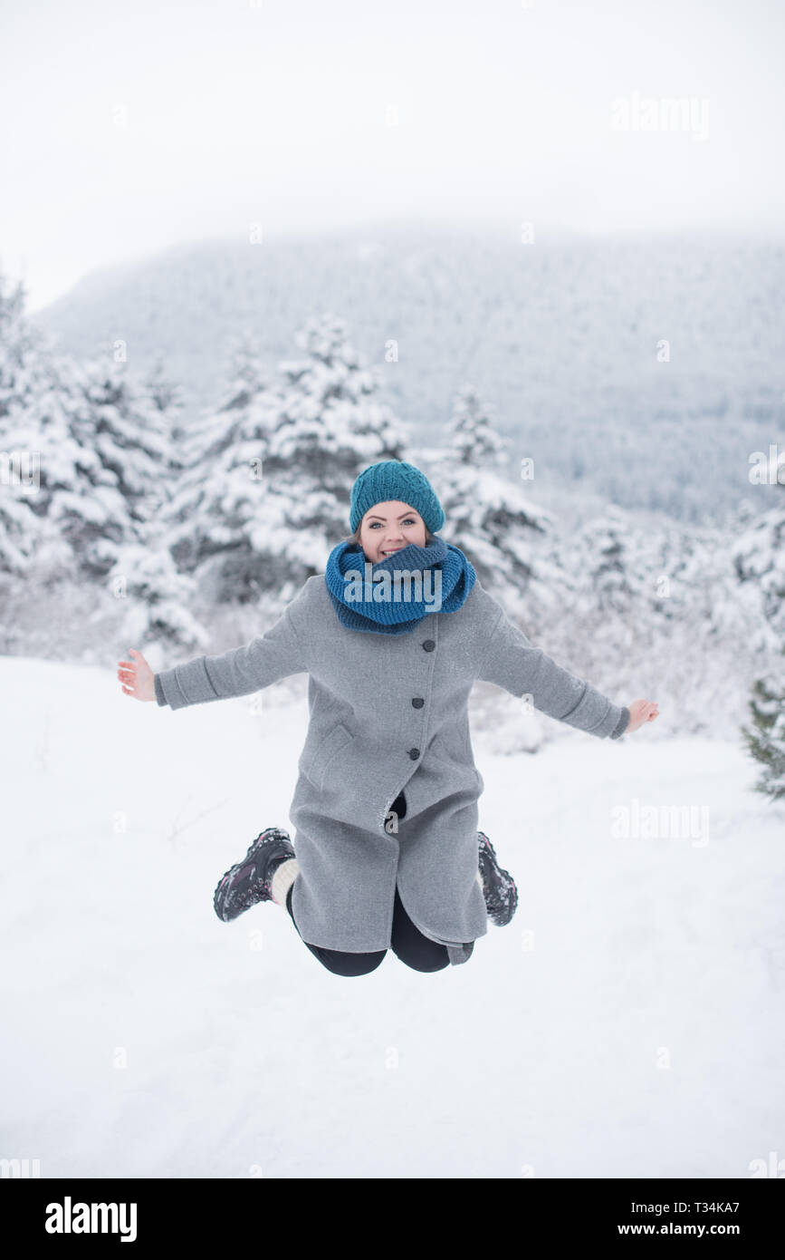 Smiling woman dans l'air dans la neige, la Bosnie-et-Herzégovine Banque D'Images