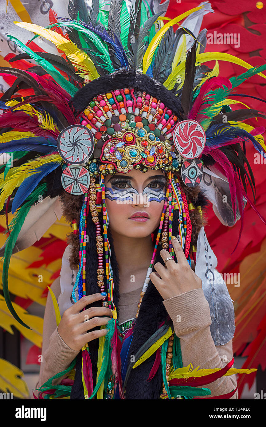 Portrait d'une femme portant un costume Tribal Indien Banque D'Images