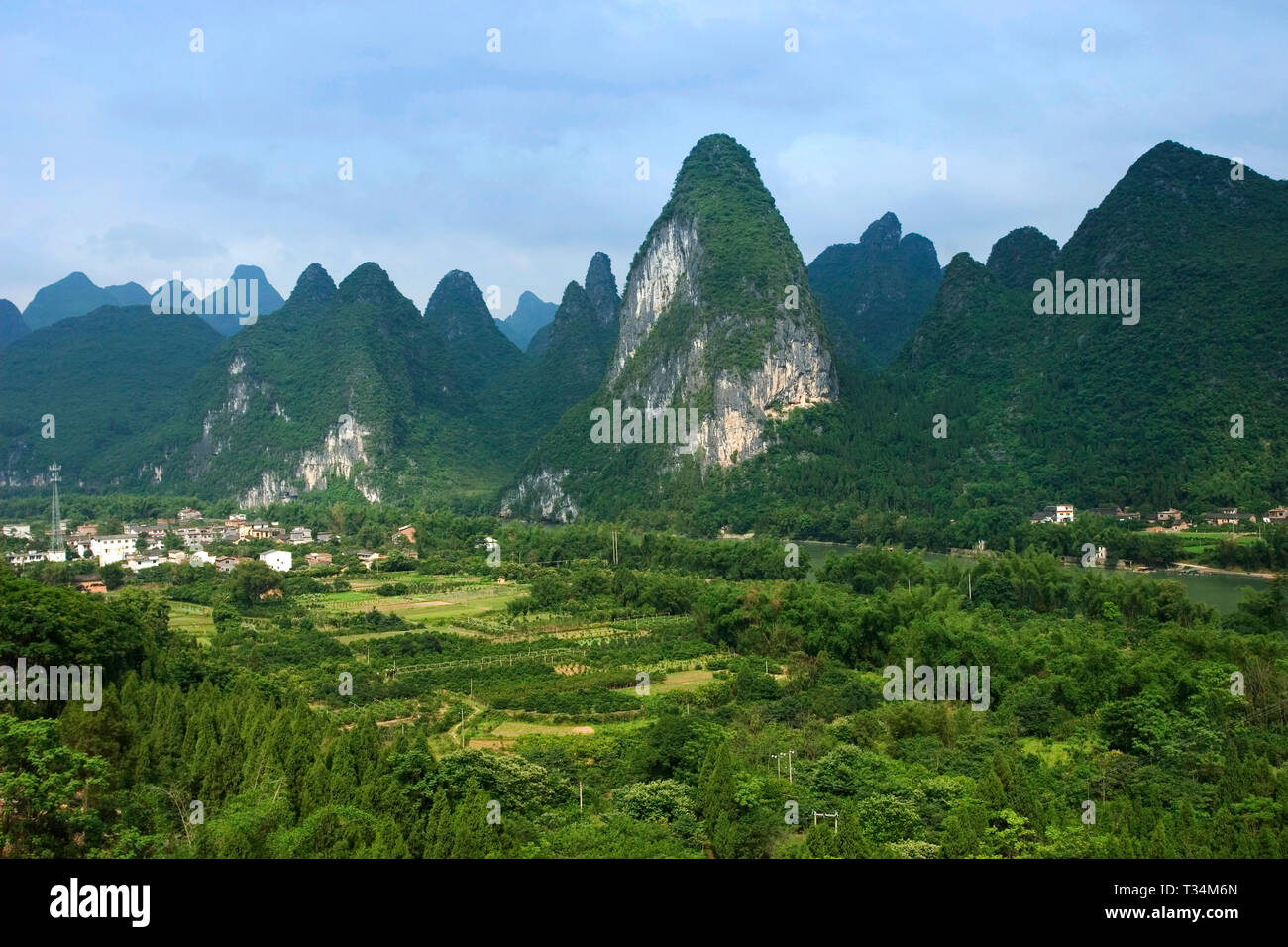 Paysage de collines karstiques de calcaire, Guilin, Guangxi, Chine Banque D'Images