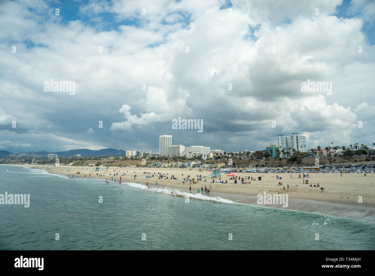 La plage de Santa Monica sur jour ensoleillé, ciel bleu et nuage, panorama grand angle Banque D'Images