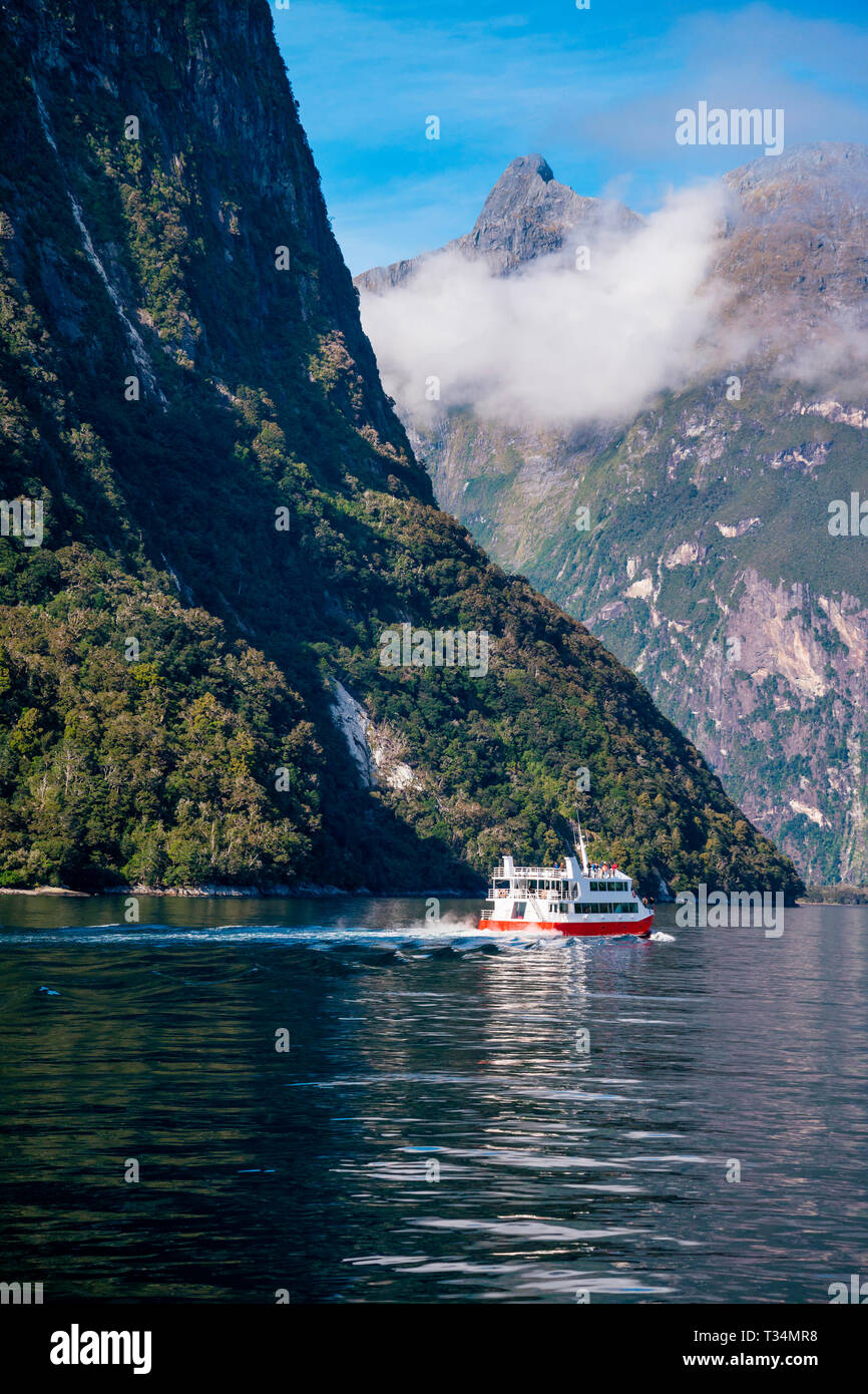 Bateau naviguant à Milford Sound, île du Sud, Nouvelle-Zélande Banque D'Images