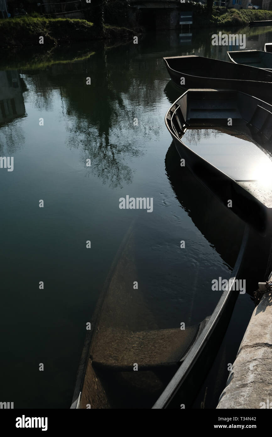 Bateaux amarrés sur le marais poitevin, Vendée, France Banque D'Images