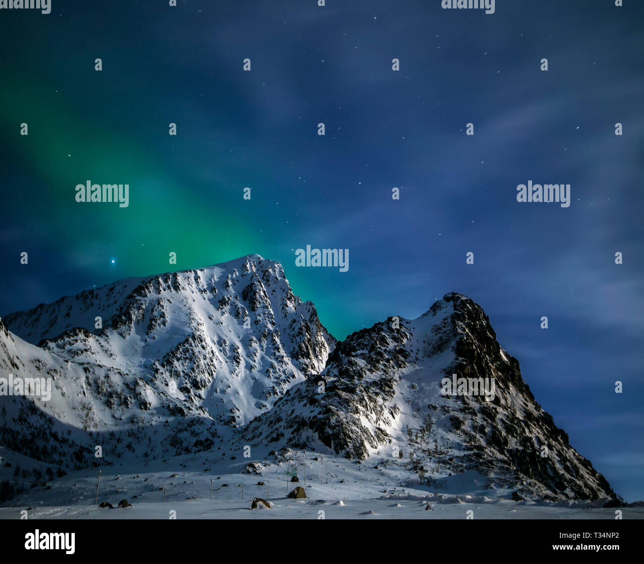 Northern Lights brewing sur Mt Nappstinden, Lofoten, Nordland, Norvège Banque D'Images