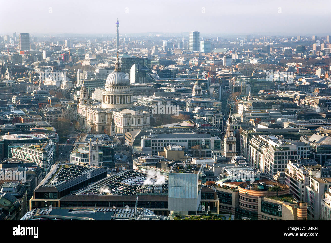 Vue urbaine avec la Cathédrale St Paul, Londres, Angleterre, Royaume-Uni Banque D'Images