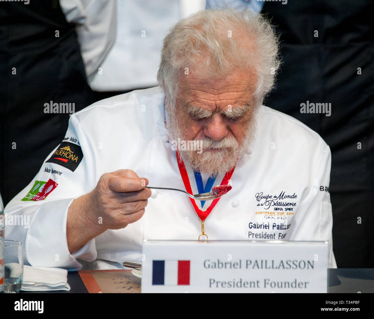 Turin, Italie, 10 juin 2018 : Gabriel Paillasson, président fondateur de la Coupe du Monde de Pâtisserie, la dégustation d'un gâteau à la juge. Banque D'Images