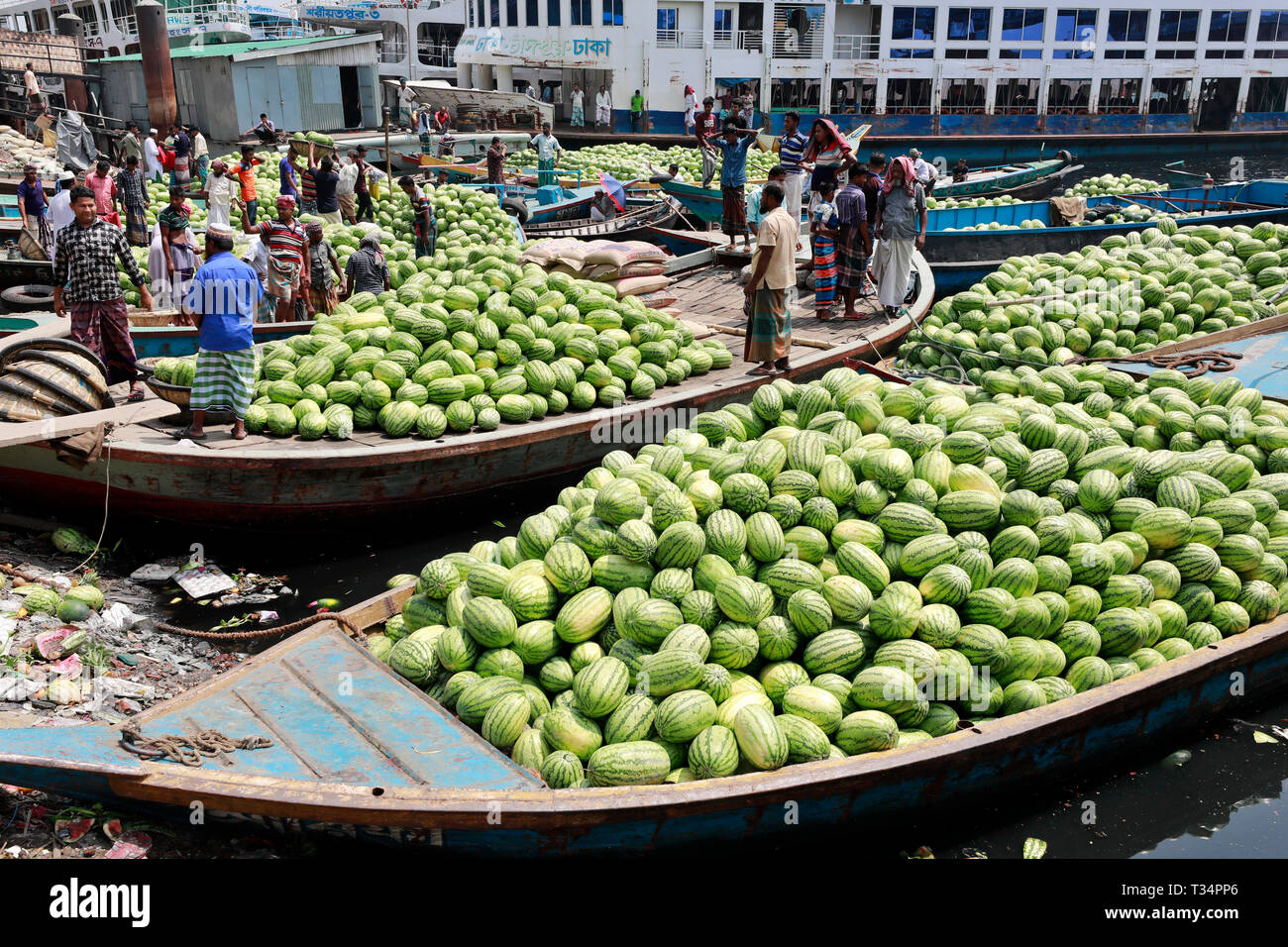 Dhaka, Bangladesh - 06 Avril 2019 : une énorme quantité de pastèques a été portée à l'Badamtolighat à Dhaka à partir de différents quartiers en bateau pour Banque D'Images