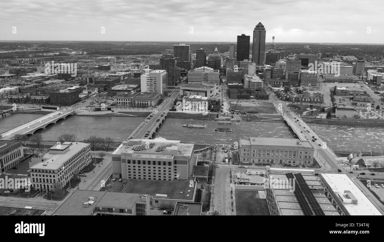 La rivière Des Moines les touristes au milieu de la ville la capitale de l'État portant le même nom dans l'Iowa Banque D'Images