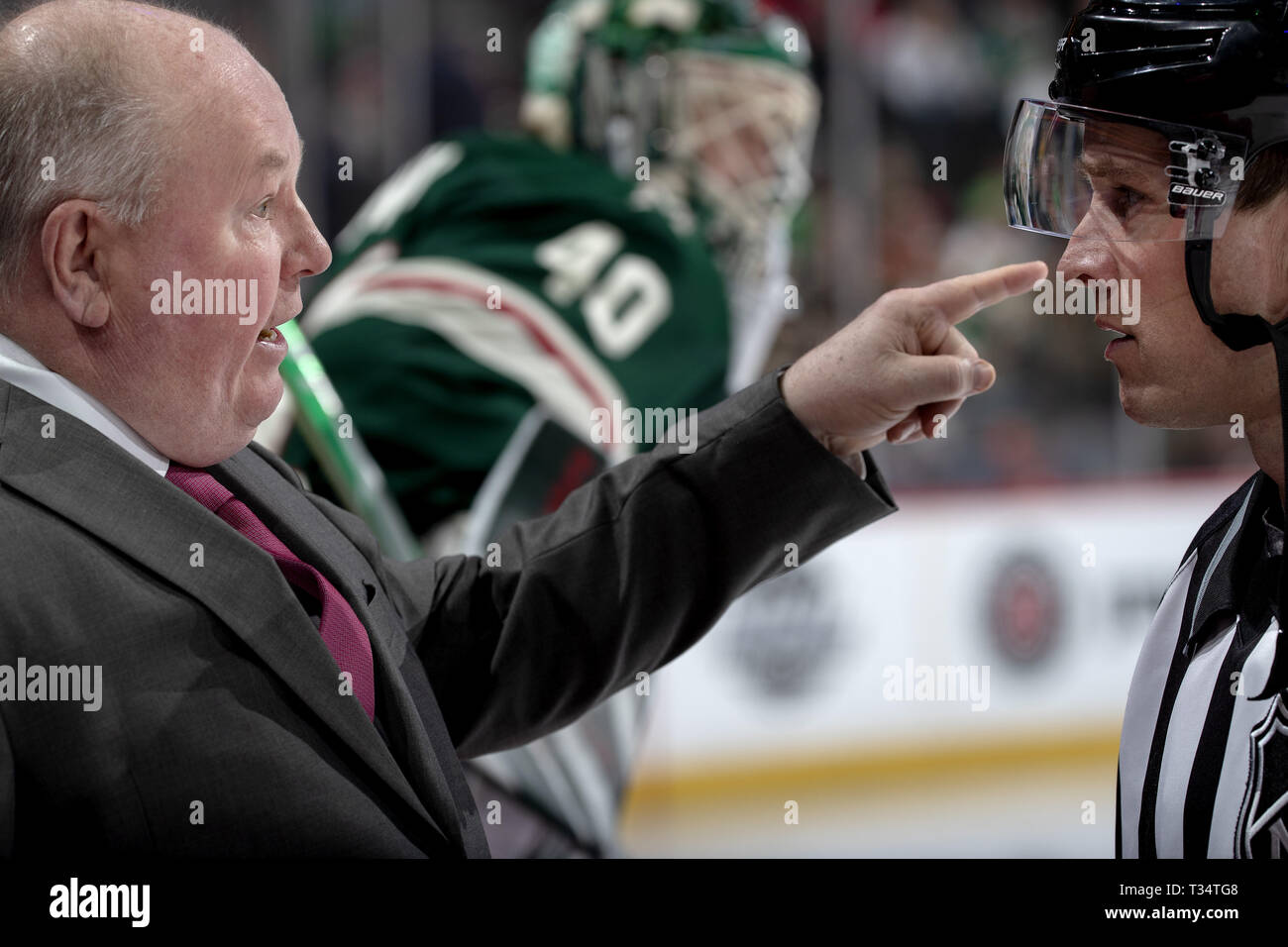 St Paul, MN, USA. Mar 25, 2019. L'entraîneur-chef sauvage Bruce Boudreau a parlé à un arbitre avant le début de la seconde période. ] CARLOS GONZALEZ ''' '' cgonzalez@startribune.com" saint Paul, MN ''" le 25 mars 2019, Xcel Energy Center, NHL, Hockey, Minnesota Wild vs Predators de Nashville Crédit : Carlos Gonzalez/Minneapolis Star Tribune/ZUMA/Alamy Fil Live News Banque D'Images